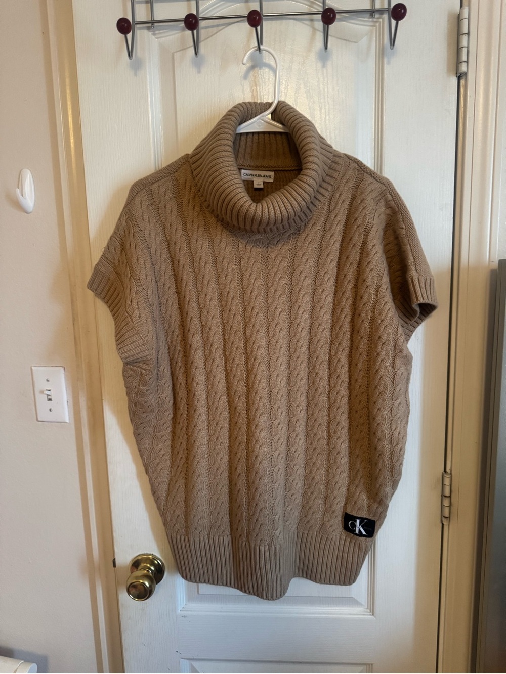Calvin Klein Taupe Cable-Knit Short-Sleeve Turtleneck Sweater Vest